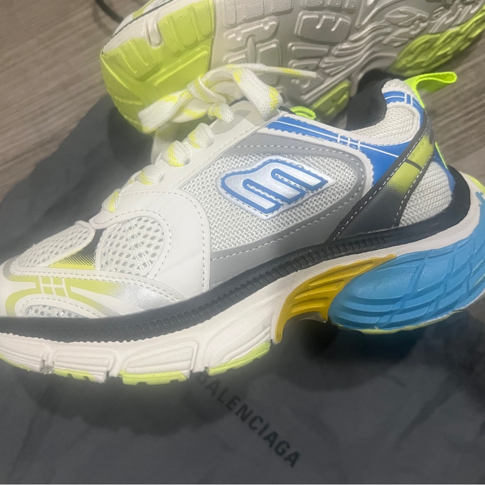 Balenciaga kids sneaker size 31 (13) worn once inside still new